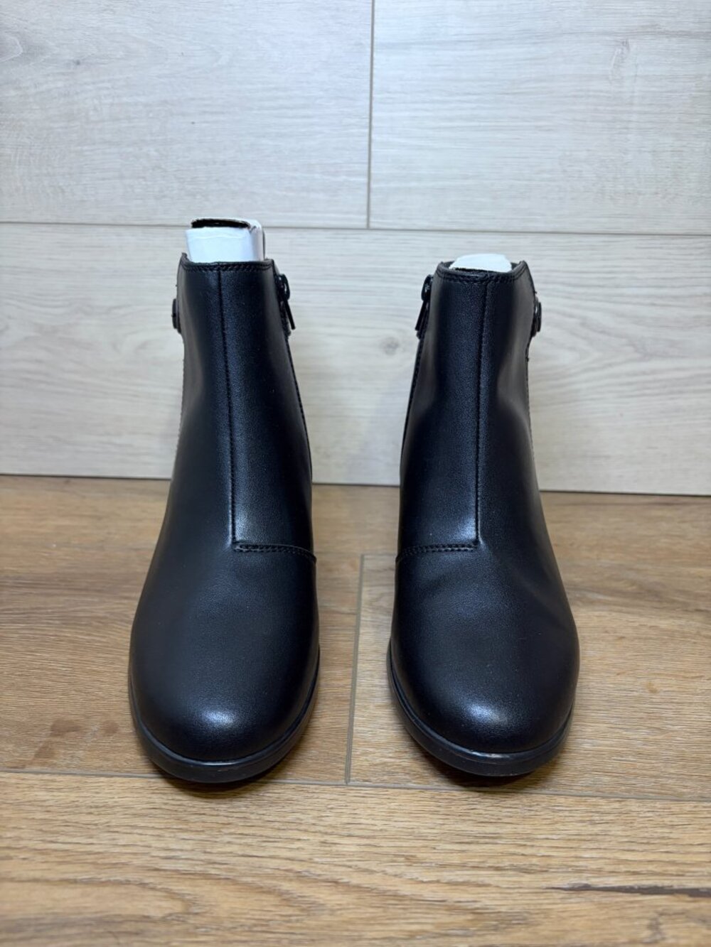 Clarks Emily 2 Belle Black Leather Ankle Boots Side Zipper Womens 8M NWT